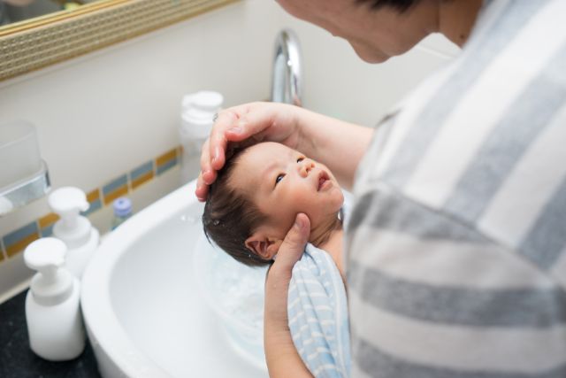 newborn bath